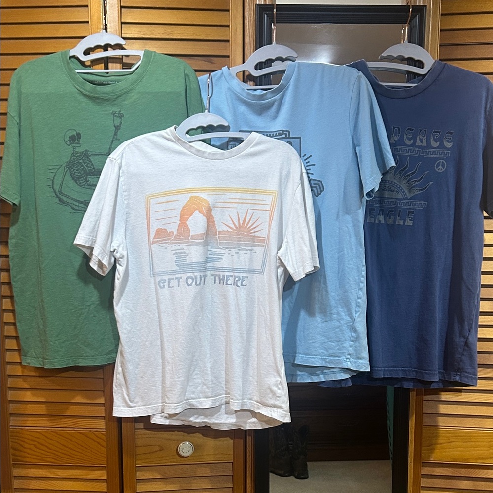 Bundle 4 American Eagle Graphic T-Shirts Medium